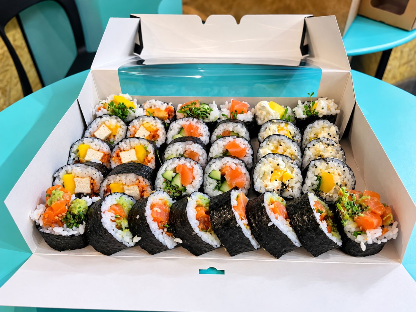 Box de makis saumon, tofu mangue et cream cheese