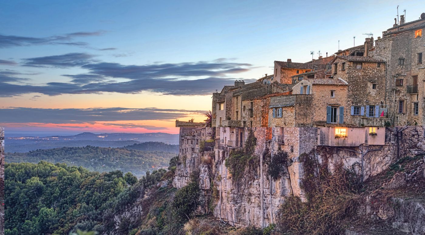 Le village de Tourrettes-sur-Loup au coucher du soleil